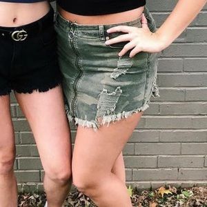 Camouflage high waisted shorts